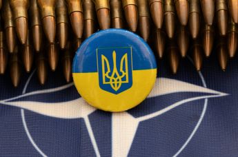 Флаг Украины и патроны на фоне флага НАТО