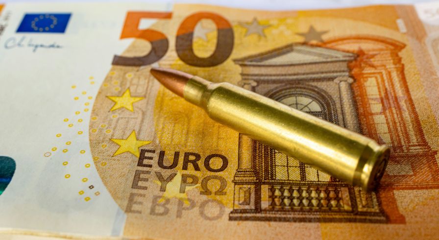 Купюры евро и патрон