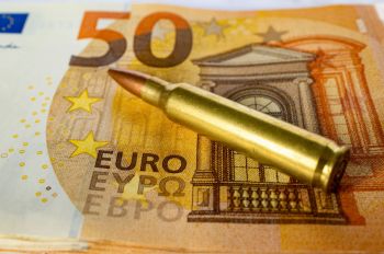 Купюры евро и патрон