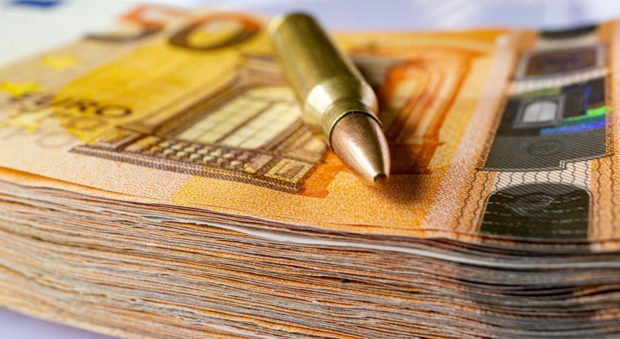 Купюры евро и патрон