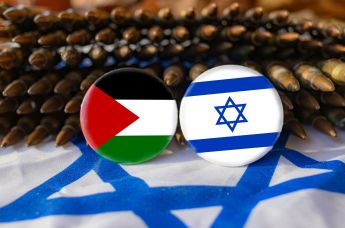 Флаги Израиля, Палестины и патроны 