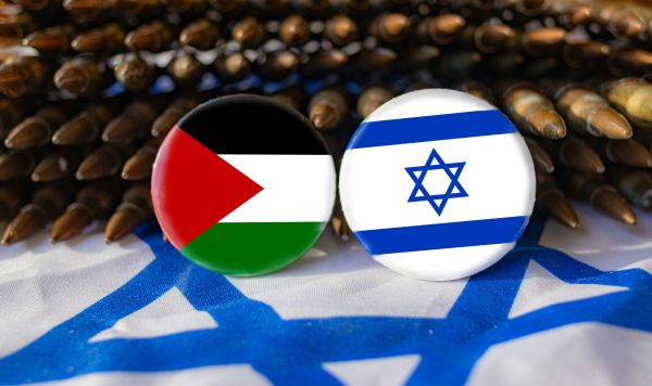 Флаги Израиля, Палестины и патроны 