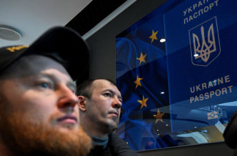 Украинцы перед закрытым пунктом паспортного обслуживания Украины в торговом центре в Варшаве, Польша, 24 апреля 2024 года