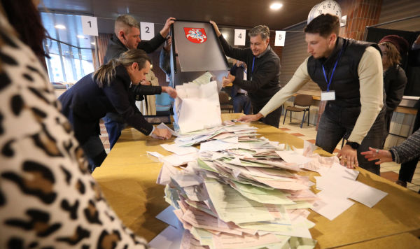 Подсчет бюллетеней на избирательном участке во время первого тура выборов президента Литвы в Вильнюсе, 12 мая 2024 года