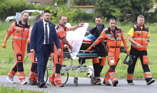 Спасатели везут раненого премьер-министра Словакии Роберта Фицо в больницу Словакия, 15 мая 2024 года