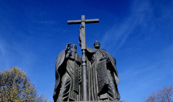 Памятник основоположникам славянской письменности Кириллу (в миру Константин) и Мифодию (в миру Михаил) на Славянской площади.