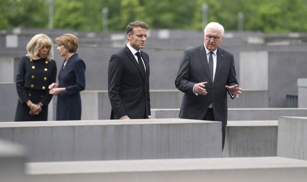 Президент Германии Франк-Вальтер Штайнмайер (справа), президент Франции Эммануэль Макрон (2-й справа), его жена Бриджит Макрон (слева) и жена Штайнмайера Эльке Бюденбендер посещают мемориал Холокоста в Берлине, Германия, 26 мая 2024 года