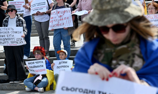 Родственники украинских военнослужащих проводят акцию протеста в Киеве 18 мая 2024 г.