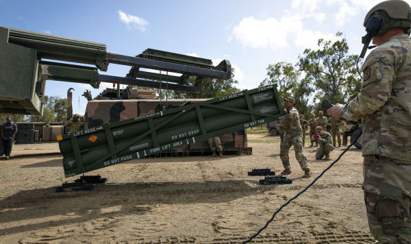 Выгрузка высокомобильной артиллерийской ракетной системы HIMARS. Архивное фото