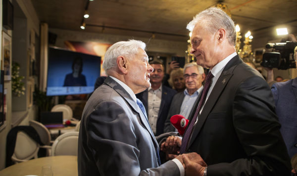 Бывший президент Литвы Валдас Адамкус (слева) поздравляет кандидата в президенты Гитанаса Науседу с победой во втором туре президентских выборов