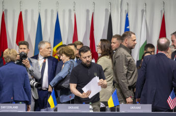 Президент Украины Владимир Зеленский (в центре) во время заседания Мирной конференции по Украине, Швейцария, 16 июня 2024