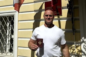 Латвийский боец ММА Константин Глухов получает российский паспорт