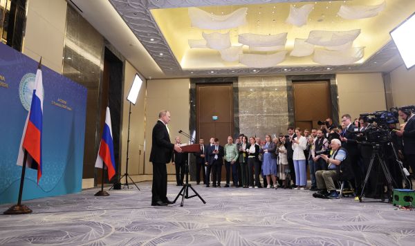 Президент РФ Владимир Путин во время подхода к представителям российских СМИ по итогам саммита Шанхайской организации сотрудничества, 4 июля 2024