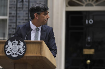Премьер-министр Великобритании Риши Сунак отворачивается после выступления на Даунинг-стрит перед тем, как отправиться на встречу к королю Карлу III для подачи заявления об отставке, Лондон, 5 июля 2024
