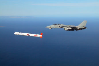 Тактическая крылатая ракета «Томагавк» сопровождается истребителем ВМС США F-14. Архивное фото