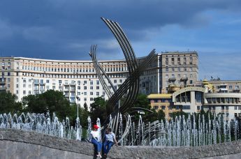 Памятник "Похищение Европы" бельгийского скульптора-авангардиста Оливье Стребеля на площади Европы перед Киевским вокзалом.