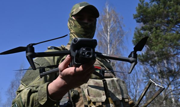 Военнослужащий десантных войск Белоруссии с дроном в руках. Архивное фото