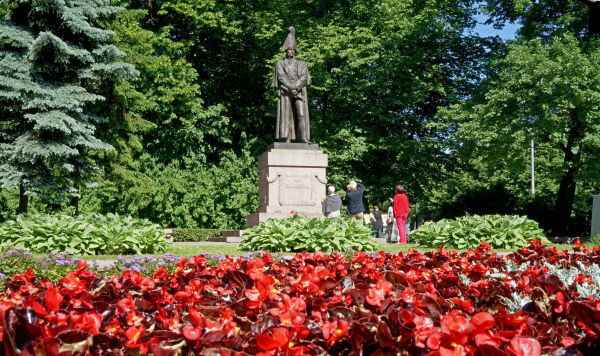 Памятник полководцу князю М.Б. Барклаю-де-Толли на улице Бривибас в Риге