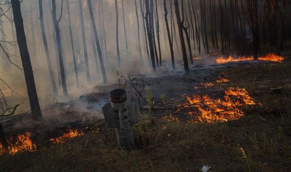 Ракета, застрявшая в земле во время лесного пожара