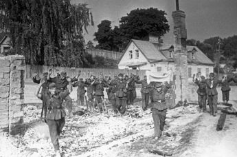 Великая Отечественная война 1941-1945 гг. Вильнюсская наступательная операция. Немецкие солдаты сдаются в плен.