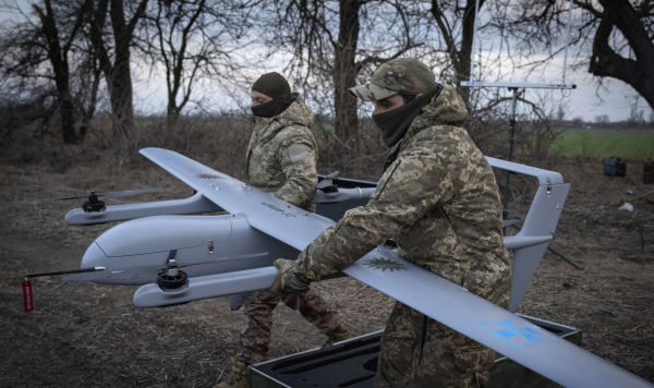 Украинские солдаты готовятся к запуску БПЛА