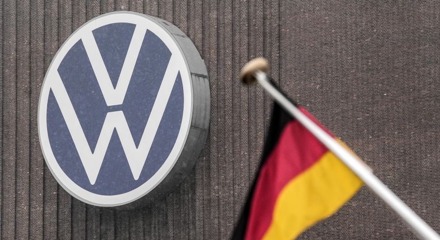Немецкий флаг перед главным производственным заводом Volkswagen