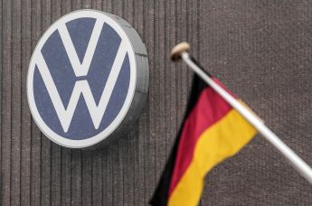 Немецкий флаг перед главным производственным заводом Volkswagen