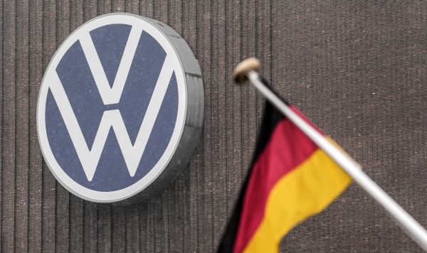 Немецкий флаг перед главным производственным заводом Volkswagen