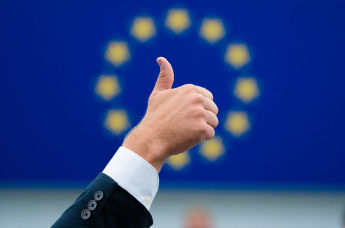 Рука на фоне флага ЕС