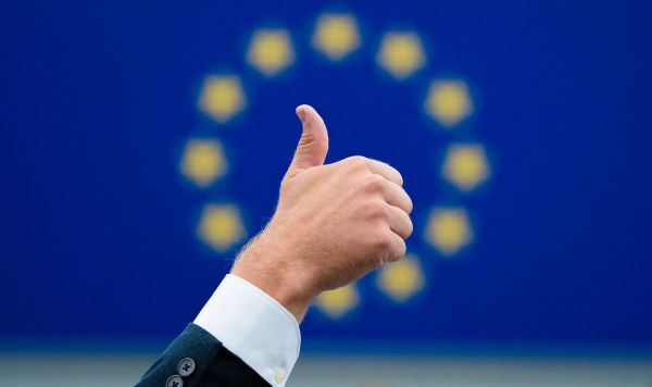Рука на фоне флага ЕС Рука на фоне флага ЕС