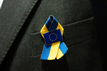 Значок с флагом ЕС и ленточка в цветах флага Украины  