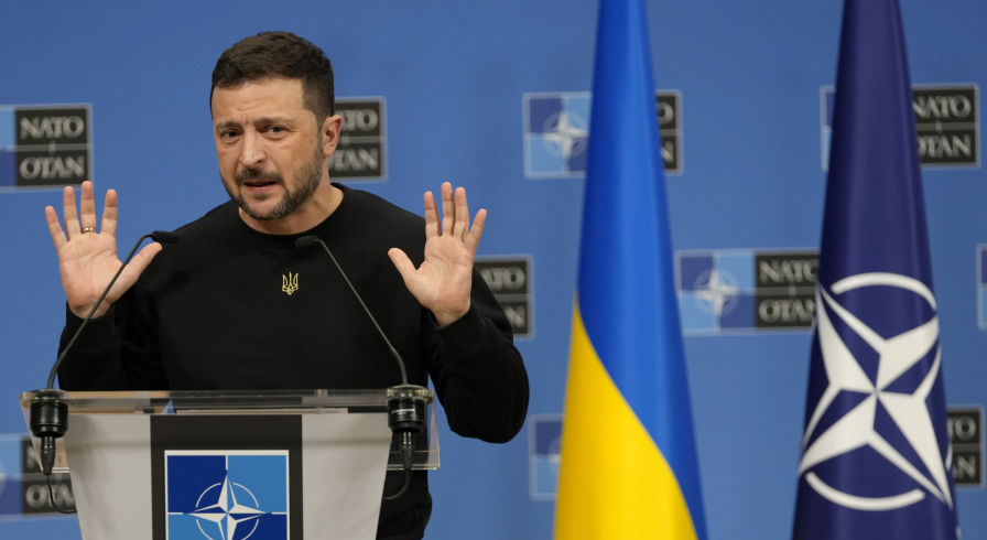 Президент Украины Владимир Зеленский выступает на пресс-конференции в штаб-квартире НАТО в Брюсселе, четверг, 17 октября 2024 г.