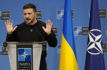 Президент Украины Владимир Зеленский выступает на пресс-конференции в штаб-квартире НАТО в Брюсселе, четверг, 17 октября 2024 г.