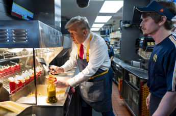 Бывший президент Дональд Трамп во время визита в McDonald's в Фистервилле-Тревозе, штат Пенсильвания, 20 октября 2024