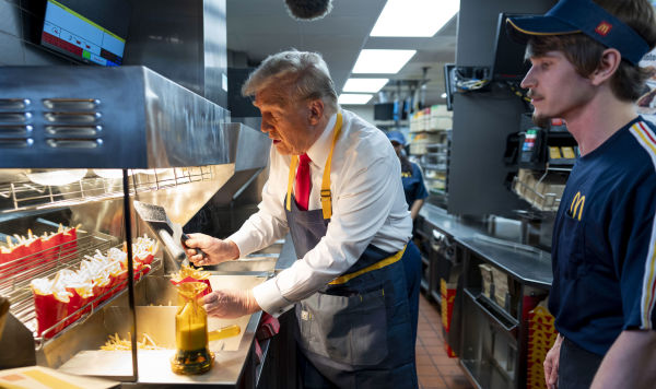 Бывший президент Дональд Трамп во время визита в McDonald's в Фистервилле-Тревозе, штат Пенсильвания, 20 октября 2024