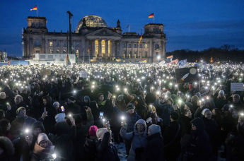 Протест у здания бундестага в Берлине против партии "Альтернатива для Германии", 21 января 2024 г.