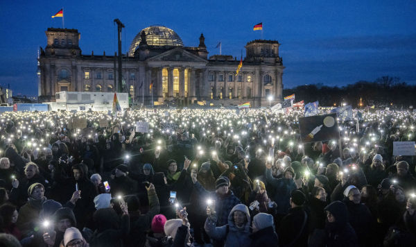 Протест у здания бундестага в Берлине против партии "Альтернатива для Германии", 21 января 2024 г.