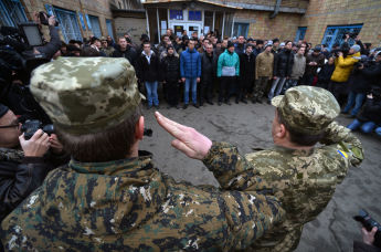 Призывники в украинскую армию на одном из призывных пунктов в Киеве