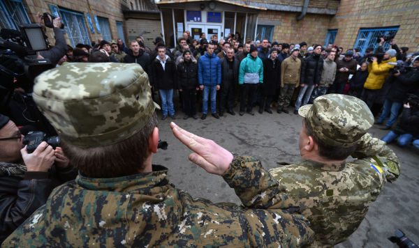 Призывники в украинскую армию на одном из призывных пунктов в Киеве