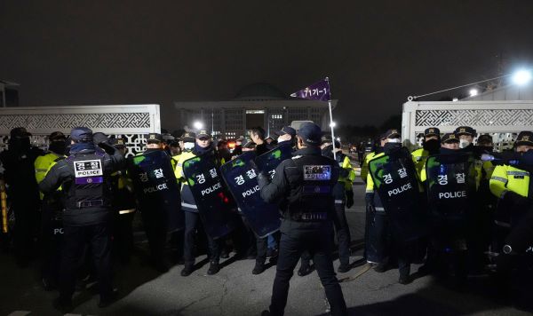 Полицейские у здания Национальной ассамблеи в Сеуле, Южная Корея, 3 декабря 2024 года