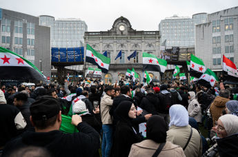 Представители сирийского народа размахивают сирийскими флагами и скандируют о свободе перед зданием Европейского парламента в Брюсселе, Бельгия, 5 декабря 2024 года.