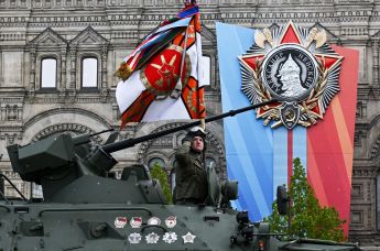 Военнослужащий на бронетранспортере БТР-82А на военном параде на Красной площади в честь 79-летия Победы в Великой Отечественной войне