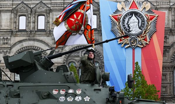 Военнослужащий на бронетранспортере БТР-82А на военном параде на Красной площади в честь 79-летия Победы в Великой Отечественной войне