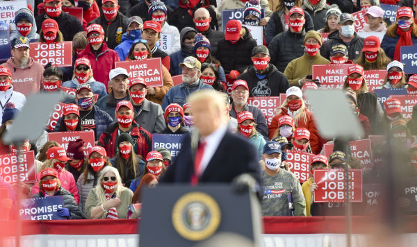 Сторонники Дональда Трампа на предвыборном митинге