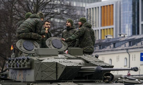 Военнослужащие на боевой машине пехоты ASCOD Pizarro на параде в Риге в День независимости Латвии.