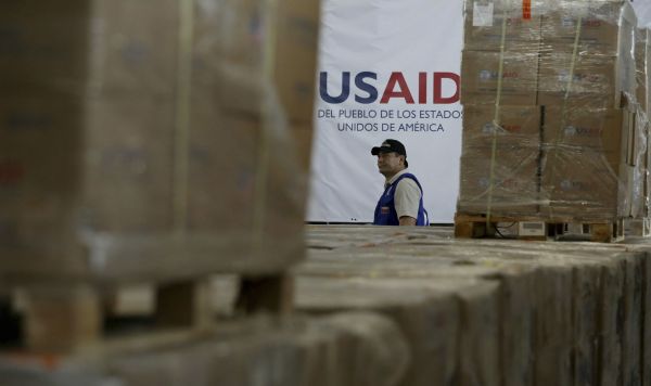 Работник склада с гуманитарной помощью USAID в Кукуте, Колумбия