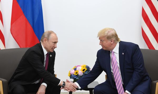 28 июня 2019. Президент РФ Владимир Путин и президент США Дональд Трамп (справа) во время встречи на полях саммита "Группы двадцати" в Осаке.