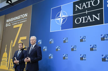 Президент Литвы Гитанас Науседа общается с представителями СМИ во время прибытия на саммит НАТО в Вашингтоне, 10 июля 2025 г.