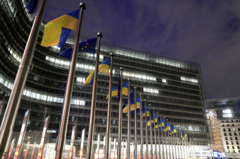 Флаги ЕС и Украины