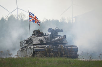 Британский основной боевой танк Challenger 2 на учениях НАТО Spring Storm в Эстонии, 15 мая 2024 г.